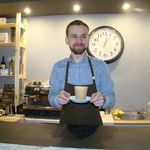 Najlepszą kawę w mieście parzy barista Piotr Czaplicki
