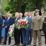 Uroczyste złożenie kwiatów pod Krzyżem Katyńskim w Ciechanowie